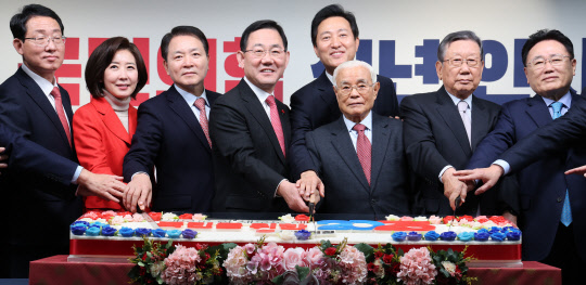 1일 오전 서울 여의도 국민의힘 중앙당사에서 열린 '2023 국민의힘 신년인사회'에서 당 지도부를 비롯한 주요 인사들이 신년 기념 떡케이크를 자르고 있다. 왼쪽부터 김상훈 비상대책위원, 나경원 전 자유한국당 원내대표, 성일종 당 정책위의장, 주호영 원내대표, 오세훈 서울시장, 목요상 상임고문, 유흥수 상임고문, 유준상 상임고문.<연합뉴스>